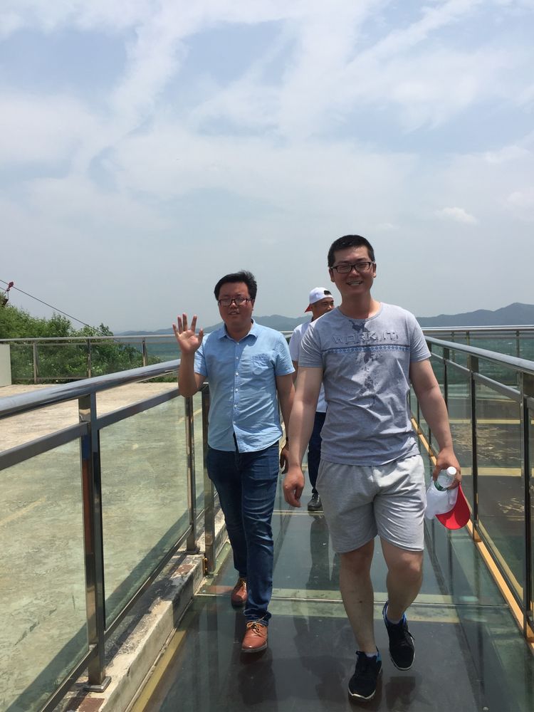 在青山綠水間凝聚激情、攜手共進(jìn),放飛藍(lán)天人夢(mèng)想！