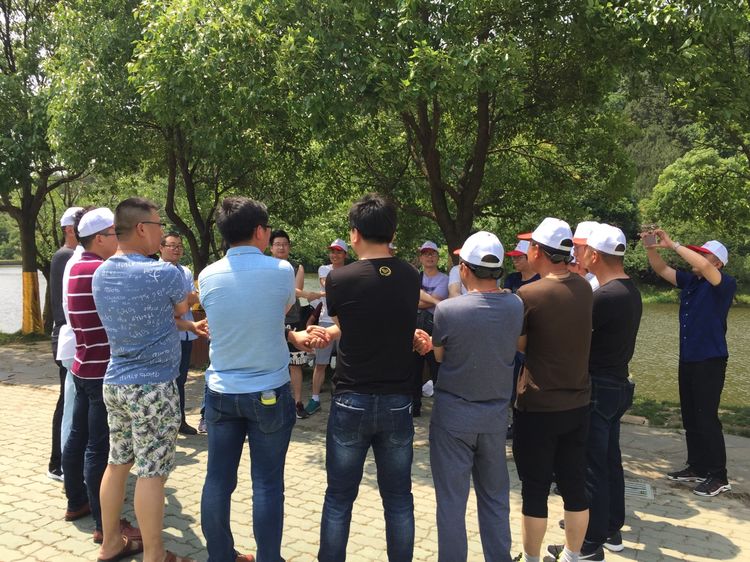 在青山綠水間凝聚激情、攜手共進(jìn),放飛藍(lán)天人夢(mèng)想！