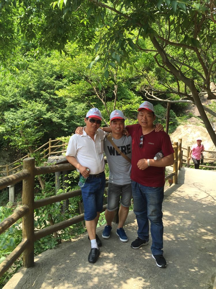 在青山綠水間凝聚激情、攜手共進(jìn),放飛藍(lán)天人夢(mèng)想！